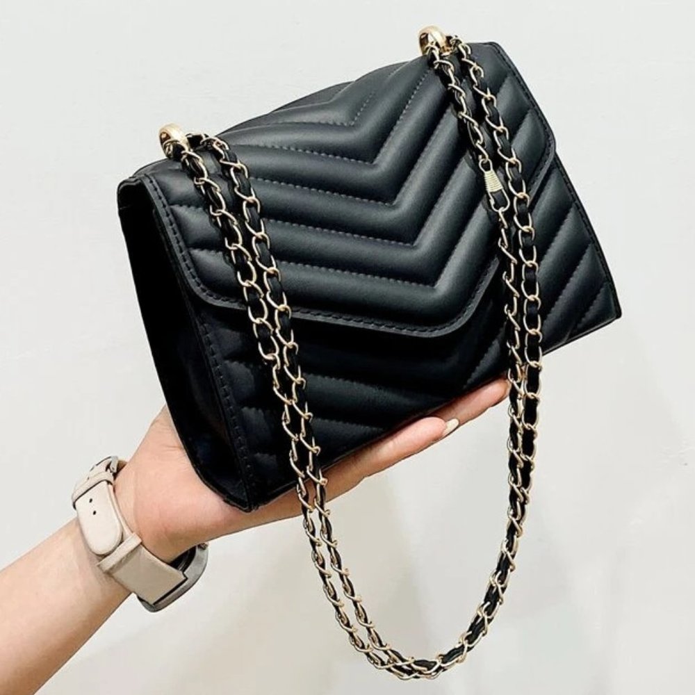 SHEIN Black Quilted Crossbody Bag With Gold Chain